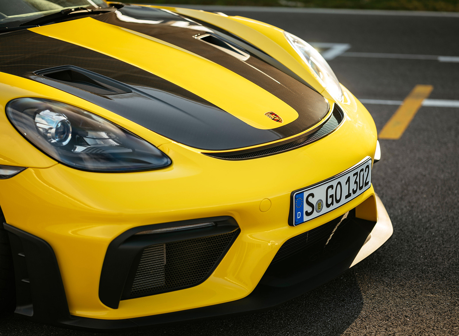 2022 Porsche 718 Cayman GT4 RS (Color: Racing Yellow) Detail Wallpapers #259 of 382