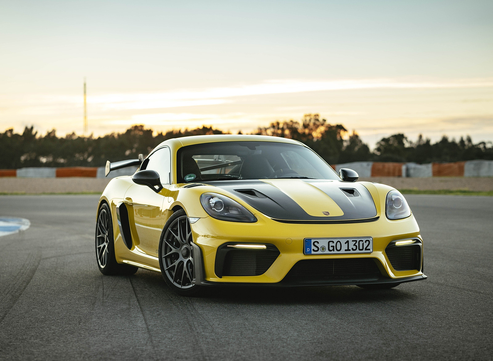 2022 Porsche 718 Cayman GT4 RS (Color: Racing Yellow) Front Three-Quarter Wallpapers #248 of 382