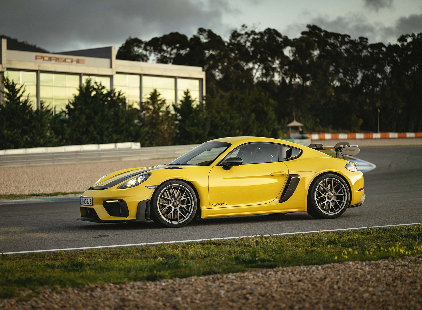 2022 Porsche 718 Cayman GT4 RS (Color: Racing Yellow) Front Three-Quarter Wallpapers #235 of 382