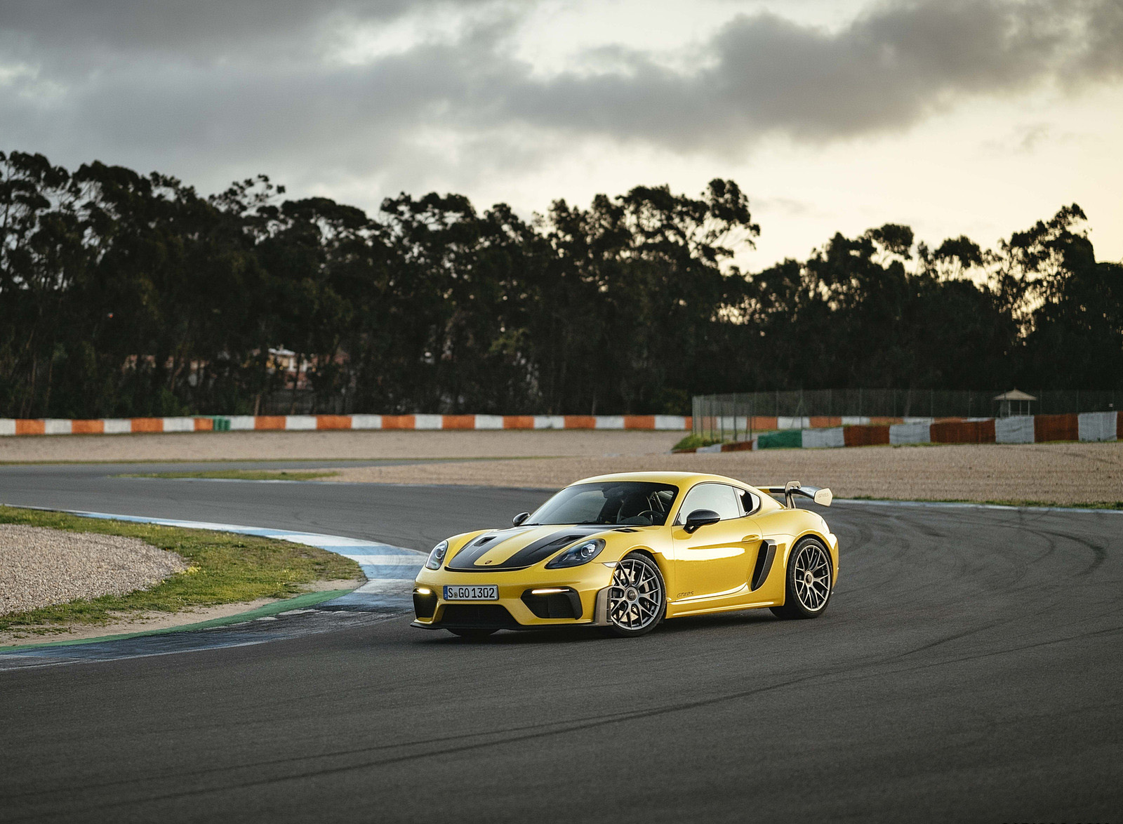 2022 Porsche 718 Cayman GT4 RS (Color: Racing Yellow) Front Three-Quarter Wallpapers #224 of 382