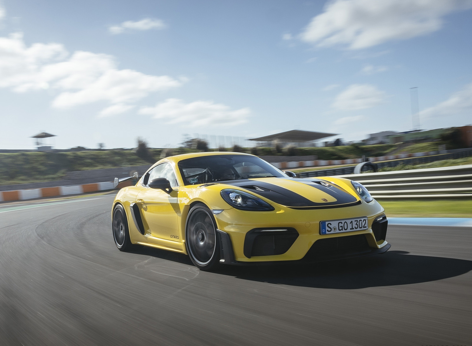 2022 Porsche 718 Cayman GT4 RS (Color: Racing Yellow) Front Three-Quarter Wallpapers #213 of 382