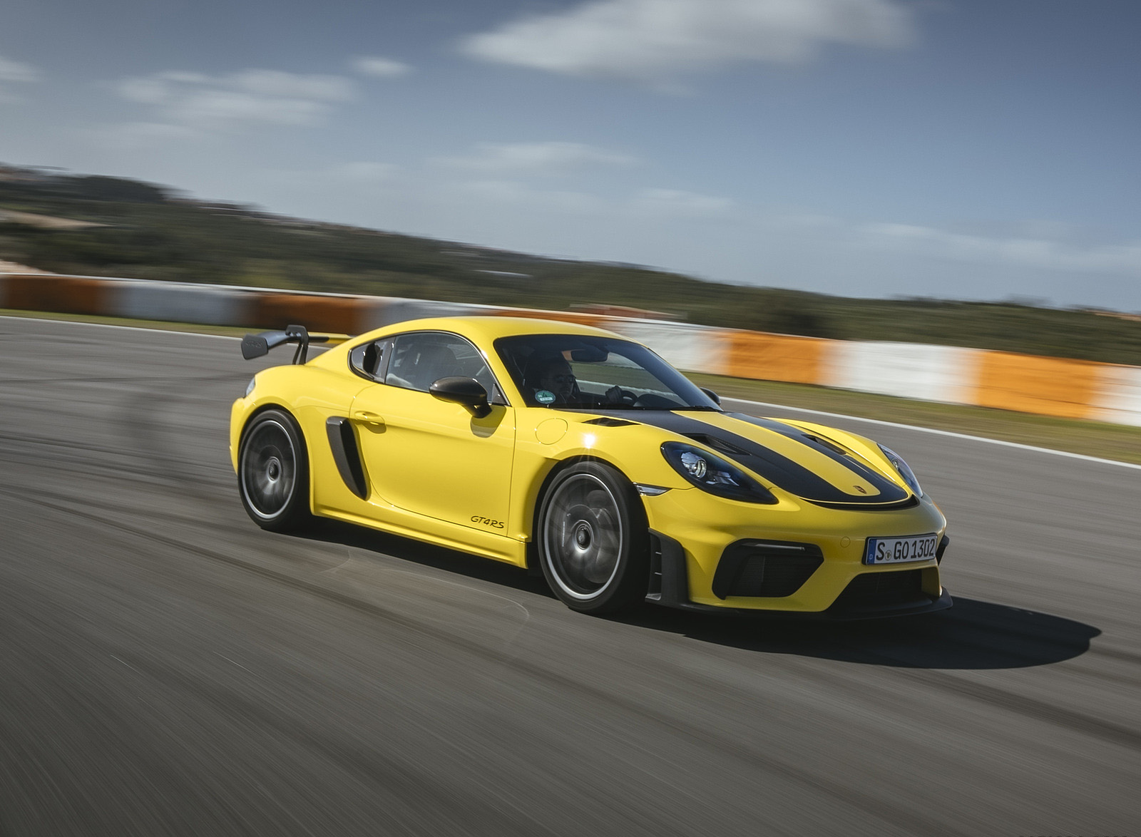 2022 Porsche 718 Cayman GT4 RS (Color: Racing Yellow) Front Three-Quarter Wallpapers #206 of 382