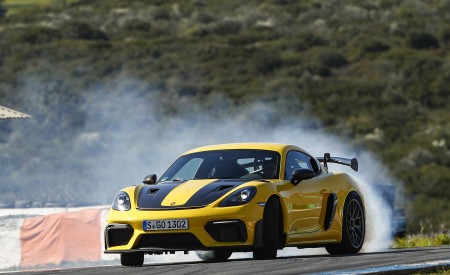 2022 Porsche 718 Cayman GT4 RS (Color: Racing Yellow) Front Three-Quarter Wallpapers 450x275 (198)