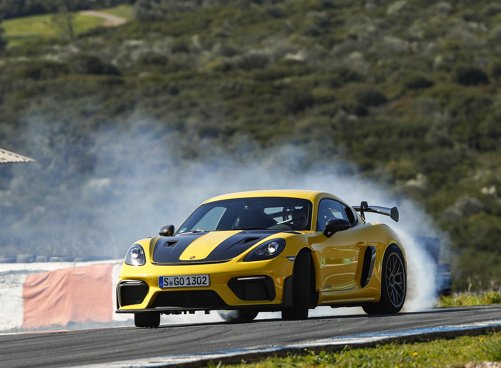 2022 Porsche 718 Cayman GT4 RS (Color: Racing Yellow) Front Three-Quarter Wallpapers #198 of 382