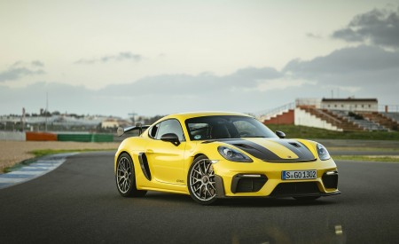2022 Porsche 718 Cayman GT4 RS (Color: Racing Yellow) Front Three-Quarter Wallpapers  450x275 (249)