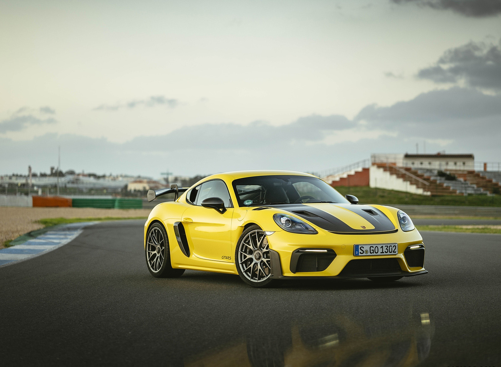 2022 Porsche 718 Cayman GT4 RS (Color: Racing Yellow) Front Three-Quarter Wallpapers  #249 of 382
