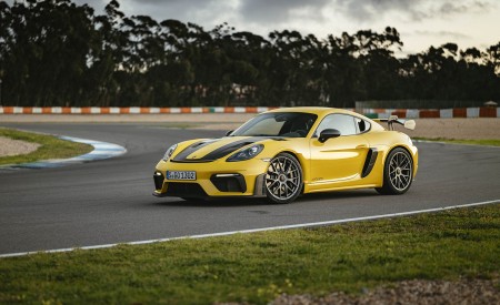 2022 Porsche 718 Cayman GT4 RS (Color: Racing Yellow) Front Three-Quarter Wallpapers 450x275 (237)