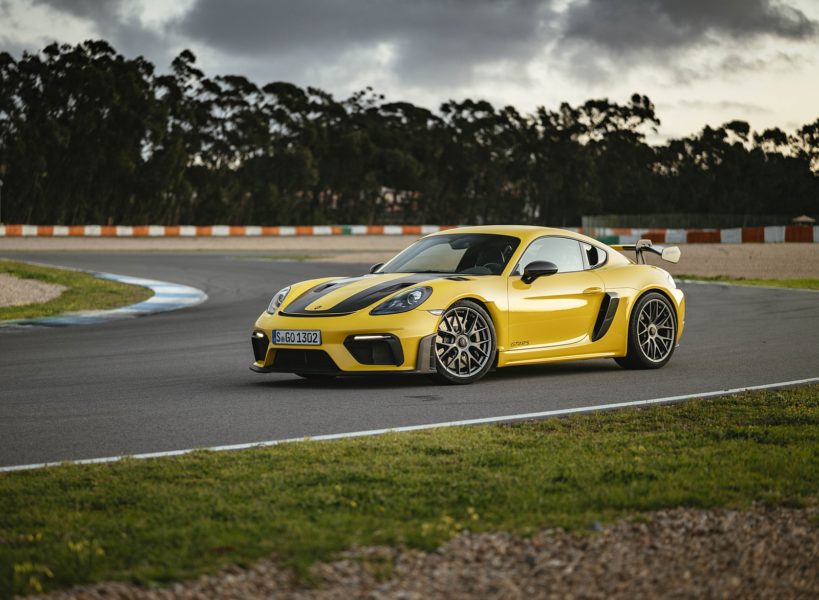 2022 Porsche 718 Cayman GT4 RS (Color: Racing Yellow) Front Three-Quarter Wallpapers #237 of 382