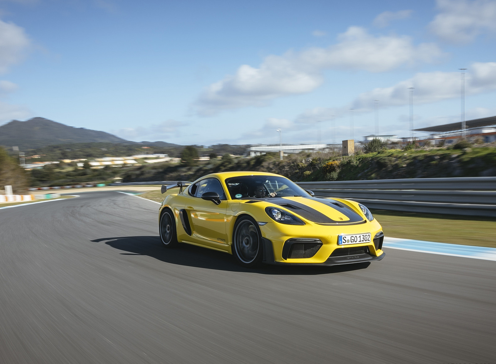 2022 Porsche 718 Cayman GT4 RS (Color: Racing Yellow) Front Three-Quarter Wallpapers #225 of 382