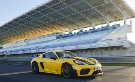 2022 Porsche 718 Cayman GT4 RS (Color: Racing Yellow) Front Three-Quarter Wallpapers 450x275 (205)