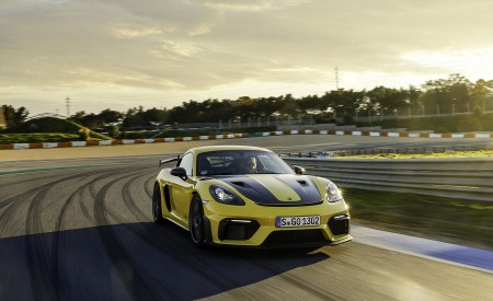 2022 Porsche 718 Cayman GT4 RS (Color: Racing Yellow) Front Three-Quarter Wallpapers 450x275 (199)