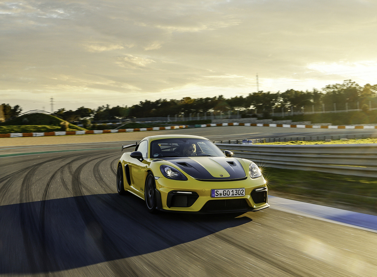 2022 Porsche 718 Cayman GT4 RS (Color: Racing Yellow) Front Three-Quarter Wallpapers #199 of 382