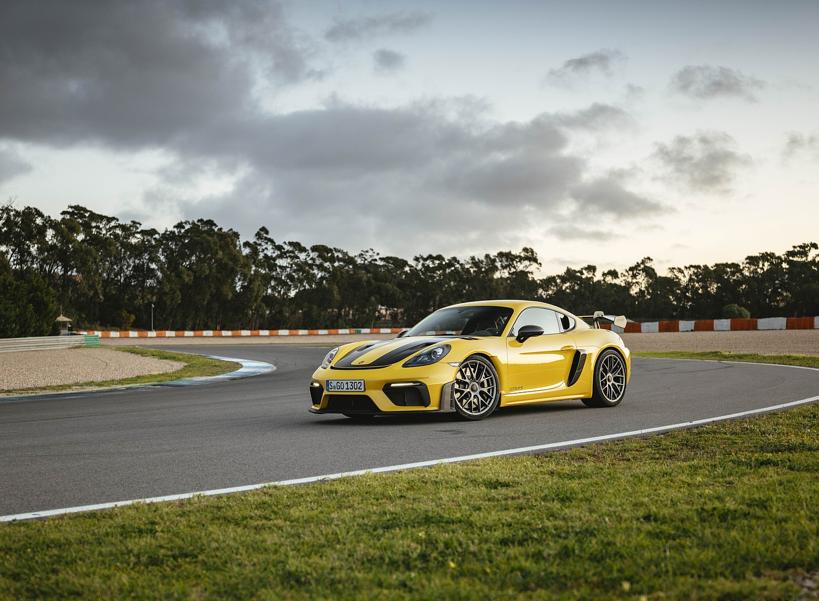 2022 Porsche 718 Cayman GT4 RS (Color: Racing Yellow) Front Three-Quarter Wallpapers #238 of 382