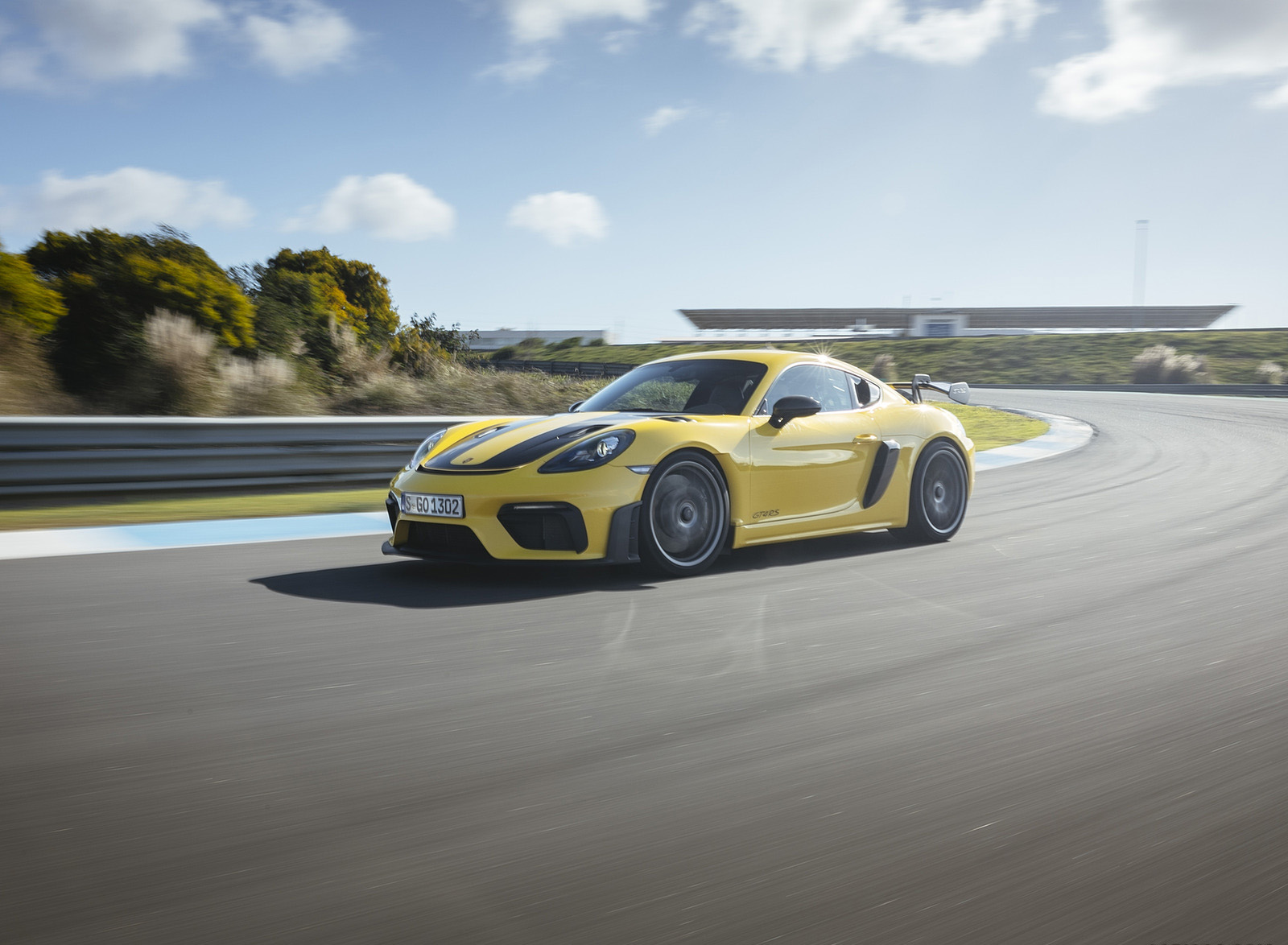 2022 Porsche 718 Cayman GT4 RS (Color: Racing Yellow) Front Three-Quarter Wallpapers #226 of 382