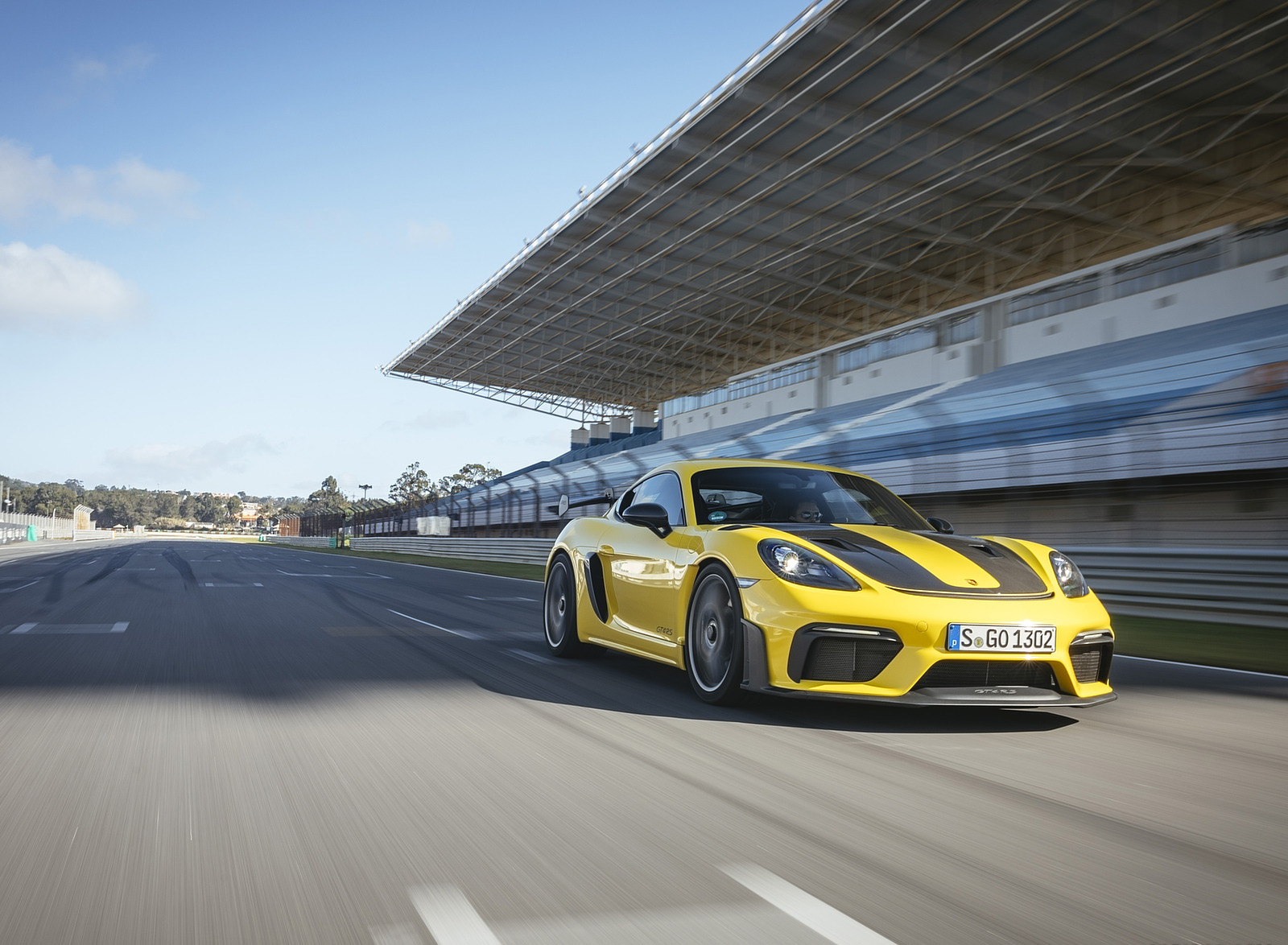 2022 Porsche 718 Cayman GT4 RS (Color: Racing Yellow) Front Three-Quarter Wallpapers #214 of 382