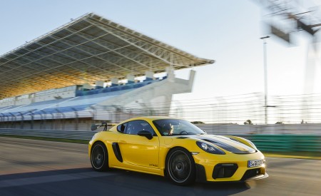 2022 Porsche 718 Cayman GT4 RS (Color: Racing Yellow) Front Three-Quarter Wallpapers 450x275 (207)