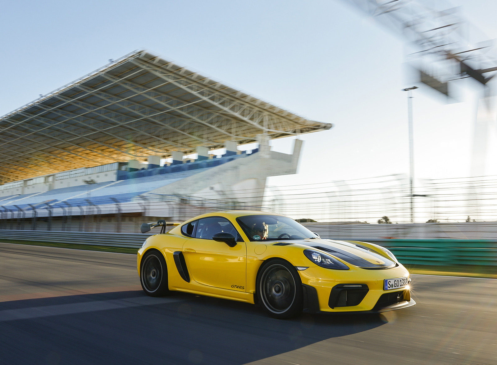 2022 Porsche 718 Cayman GT4 RS (Color: Racing Yellow) Front Three-Quarter Wallpapers #207 of 382