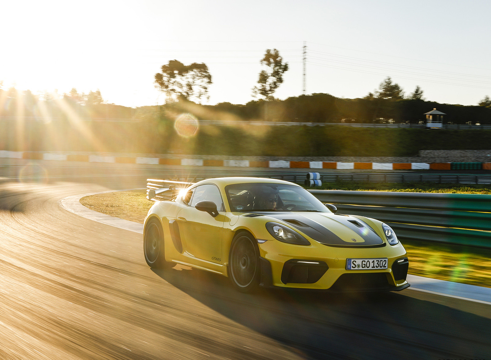 2022 Porsche 718 Cayman GT4 RS (Color: Racing Yellow) Front Three-Quarter Wallpapers #200 of 382