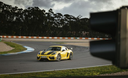 2022 Porsche 718 Cayman GT4 RS (Color: Racing Yellow) Front Three-Quarter Wallpapers 450x275 (239)