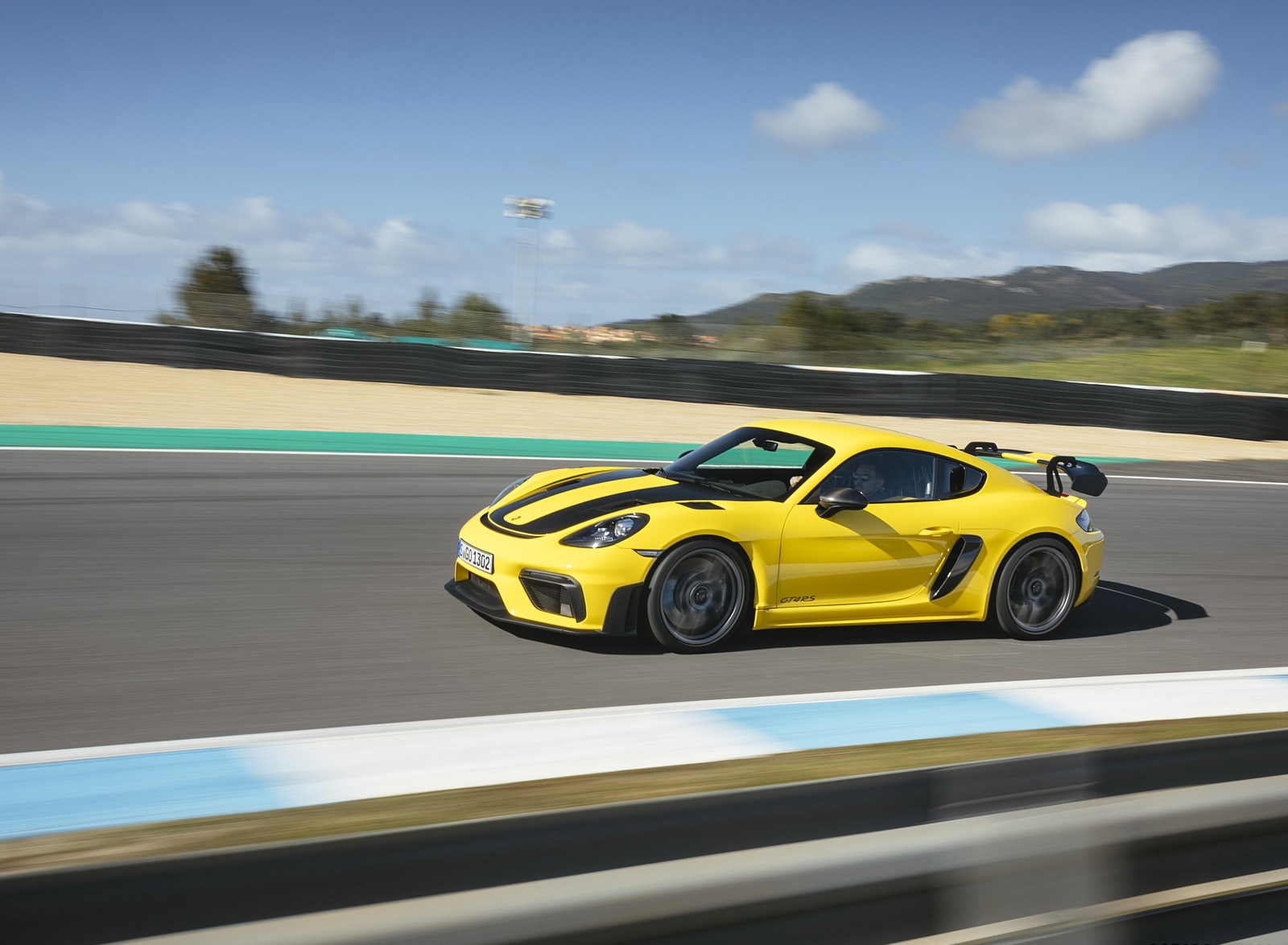 2022 Porsche 718 Cayman GT4 RS (Color: Racing Yellow) Front Three-Quarter Wallpapers #228 of 382