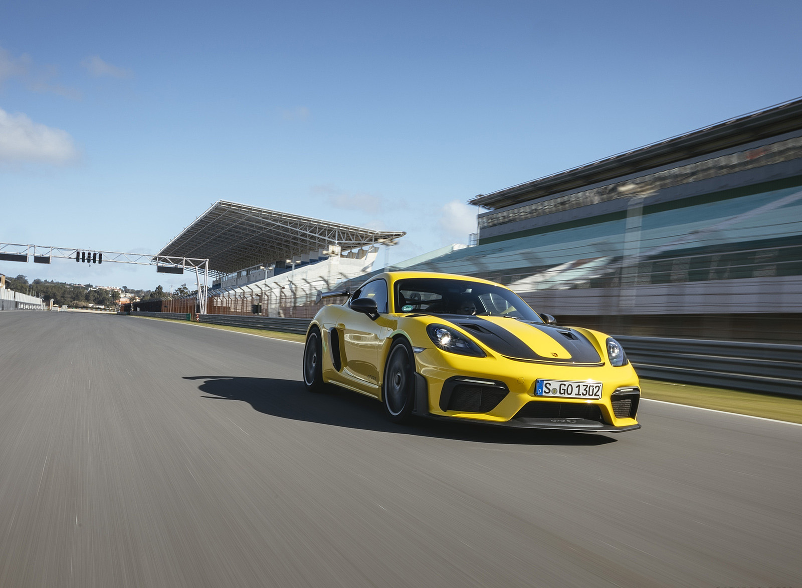 2022 Porsche 718 Cayman GT4 RS (Color: Racing Yellow) Front Three-Quarter Wallpapers #215 of 382