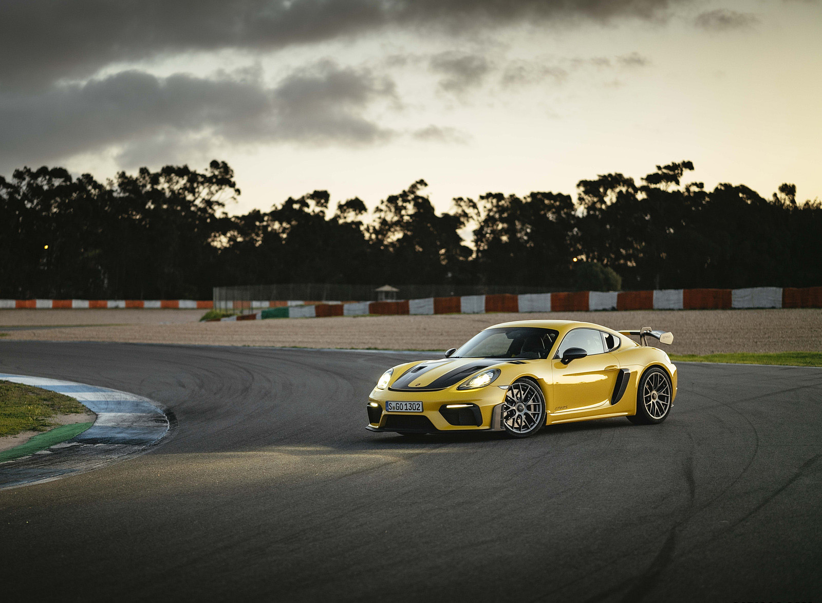 2022 Porsche 718 Cayman GT4 RS (Color: Racing Yellow) Front Three-Quarter Wallpapers #240 of 382
