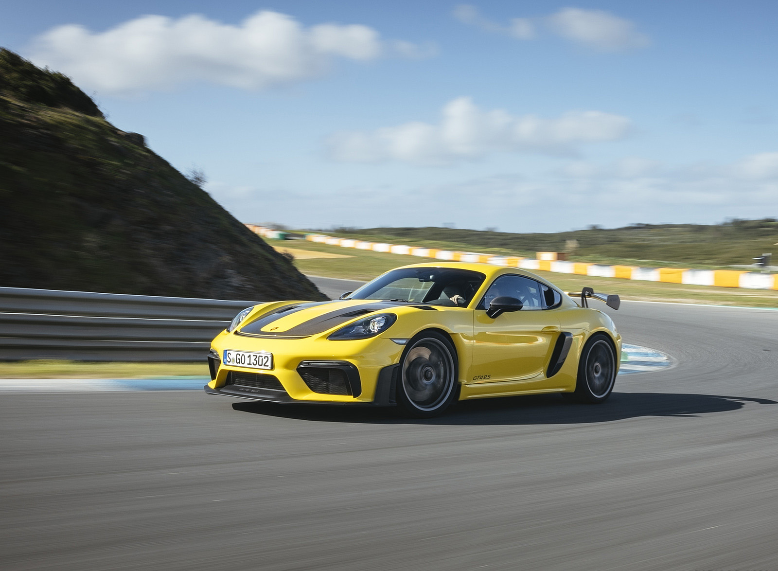 2022 Porsche 718 Cayman GT4 RS (Color: Racing Yellow) Front Three-Quarter Wallpapers #227 of 382