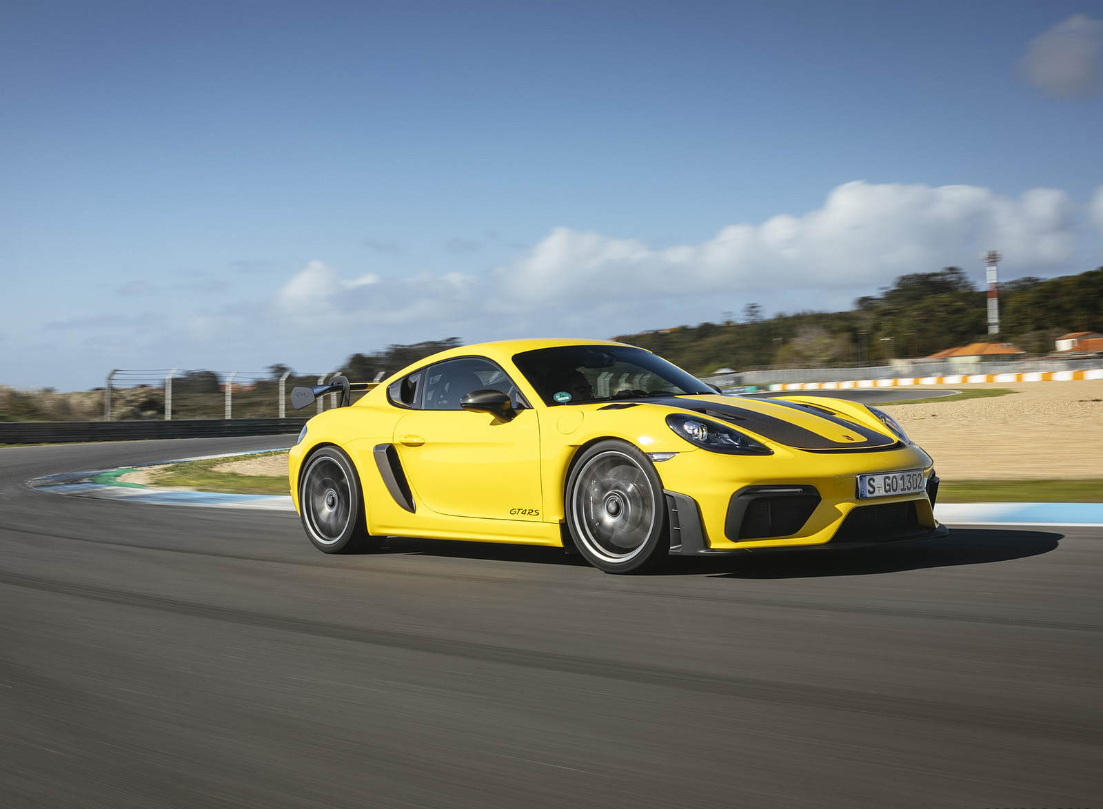 2022 Porsche 718 Cayman GT4 RS (Color: Racing Yellow) Front Three-Quarter Wallpapers #216 of 382