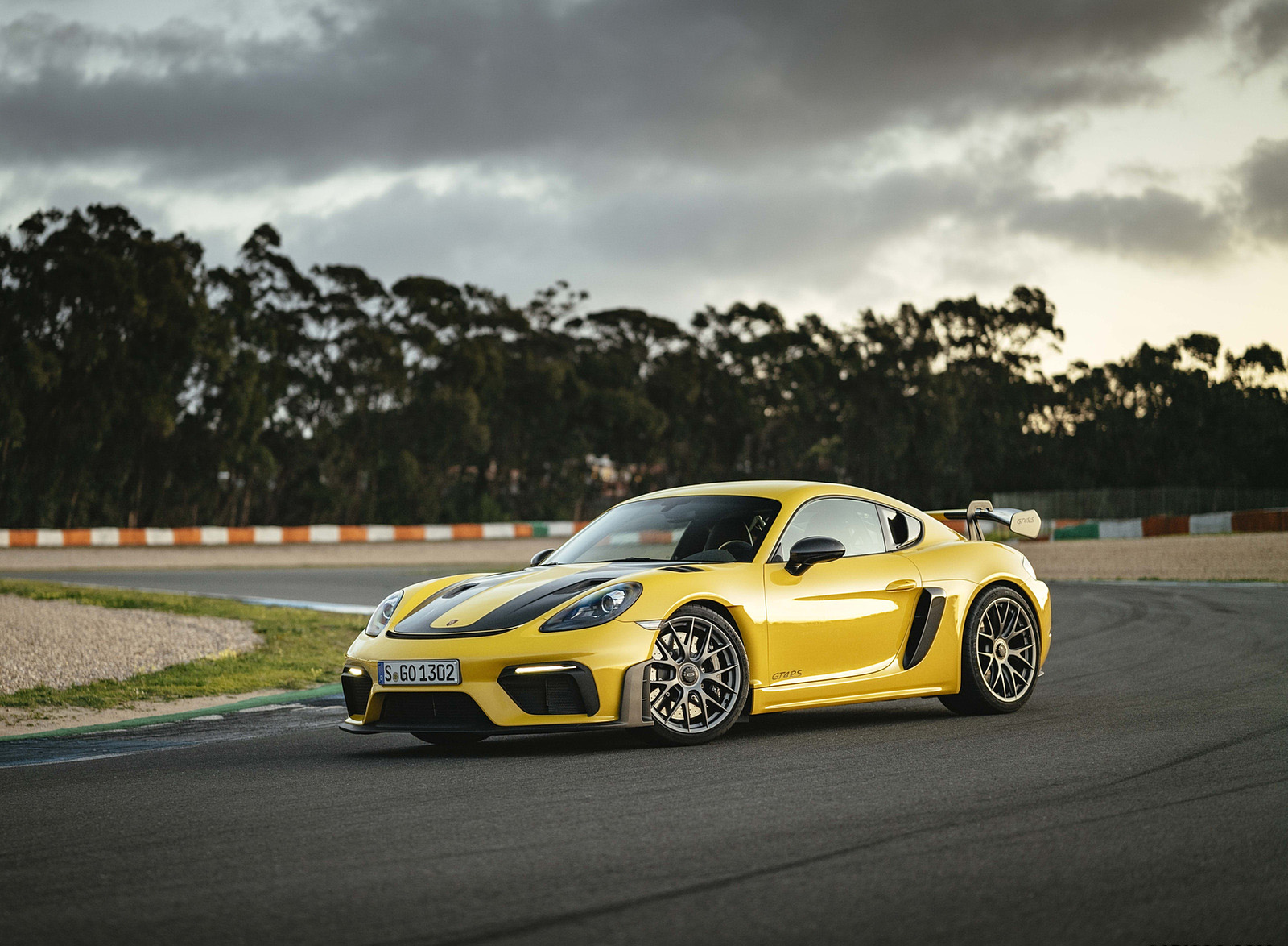 2022 Porsche 718 Cayman GT4 RS (Color: Racing Yellow) Front Three-Quarter Wallpapers #241 of 382