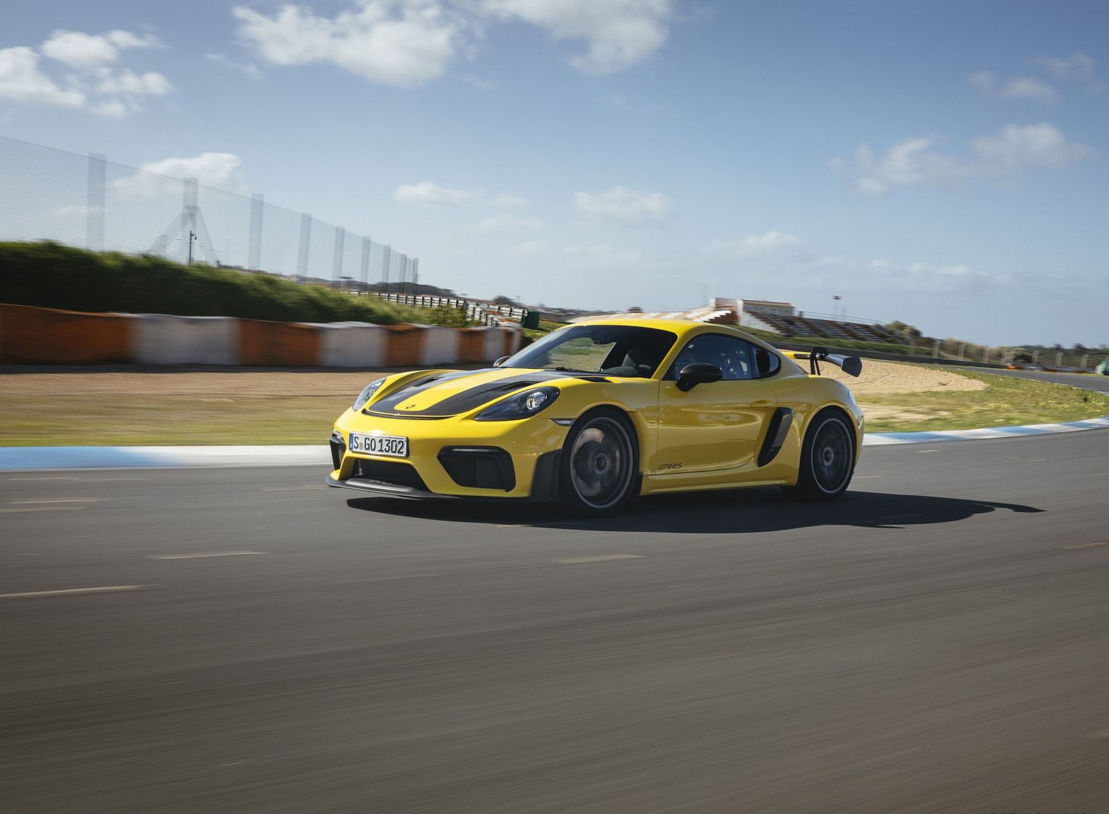 2022 Porsche 718 Cayman GT4 RS (Color: Racing Yellow) Front Three-Quarter Wallpapers #217 of 382