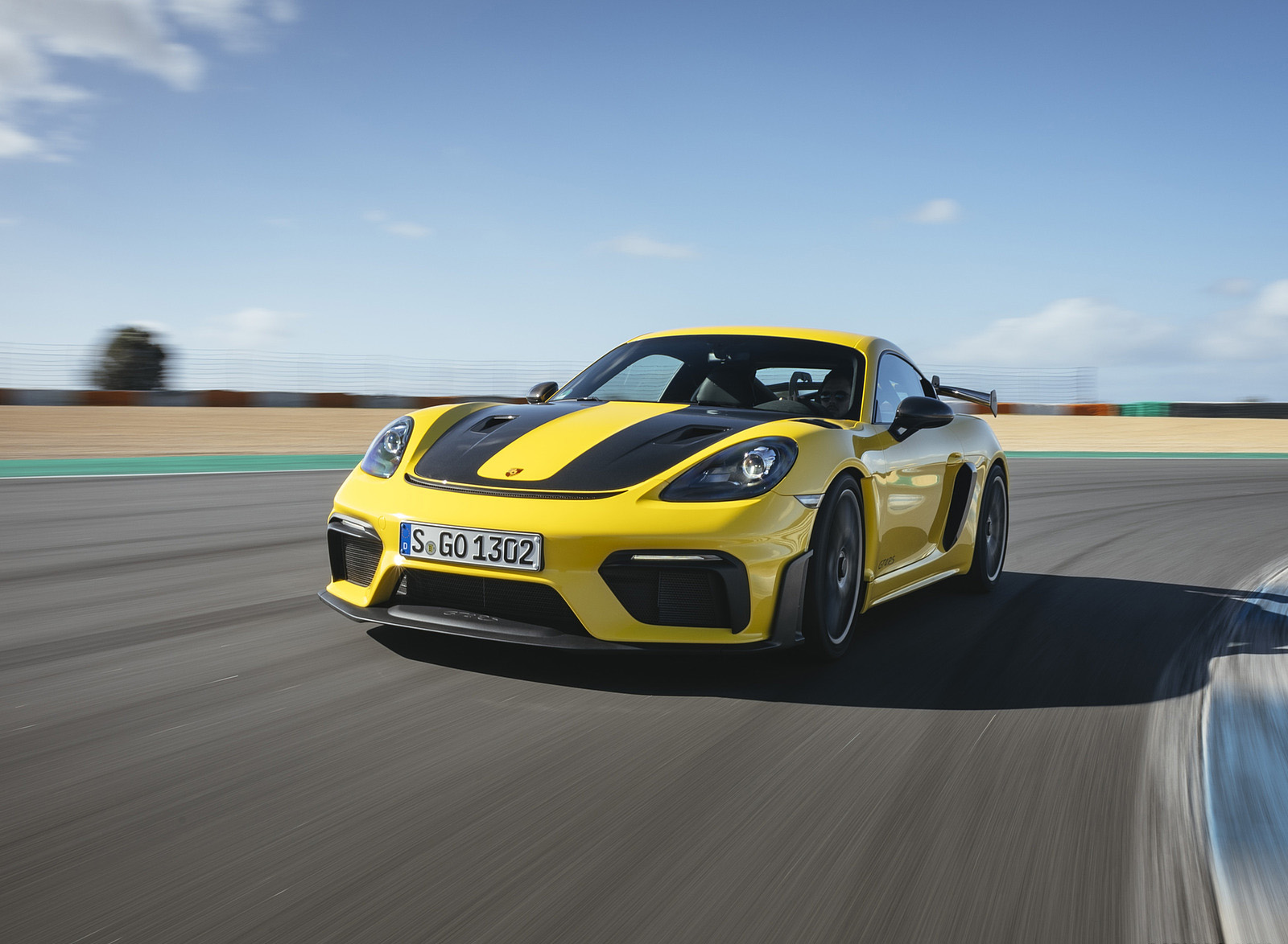 2022 Porsche 718 Cayman GT4 RS (Color: Racing Yellow) Front Wallpapers #219 of 382