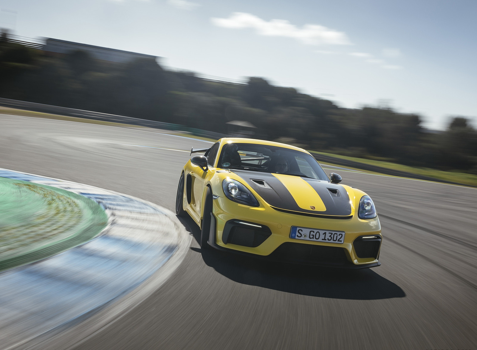 2022 Porsche 718 Cayman GT4 RS (Color: Racing Yellow) Front Wallpapers #220 of 382