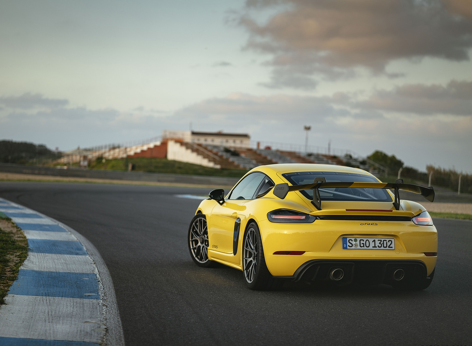 2022 Porsche 718 Cayman GT4 RS (Color: Racing Yellow) Rear Three-Quarter Wallpapers  #250 of 382