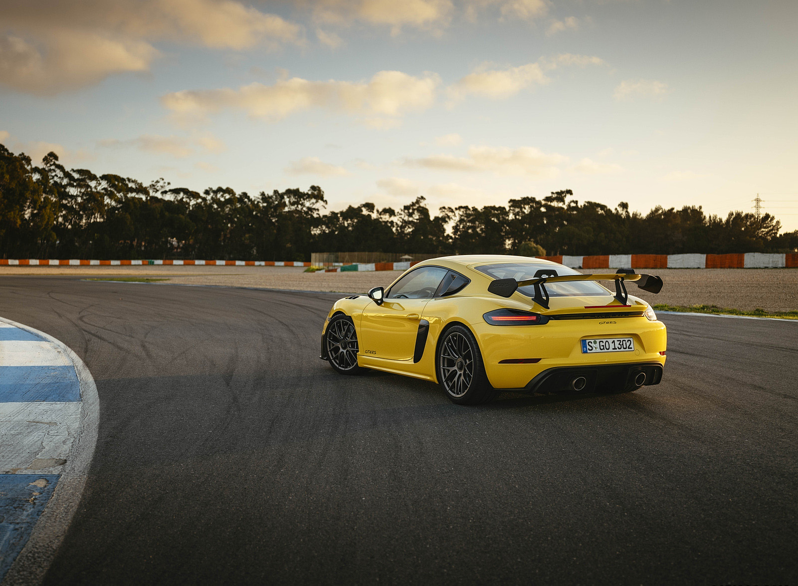 2022 Porsche 718 Cayman GT4 RS (Color: Racing Yellow) Rear Three-Quarter Wallpapers #251 of 382