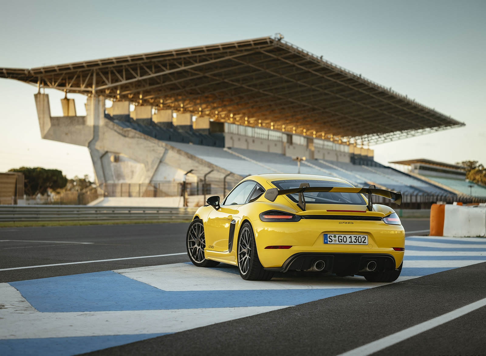 2022 Porsche 718 Cayman GT4 RS (Color: Racing Yellow) Rear Three-Quarter Wallpapers #246 of 382