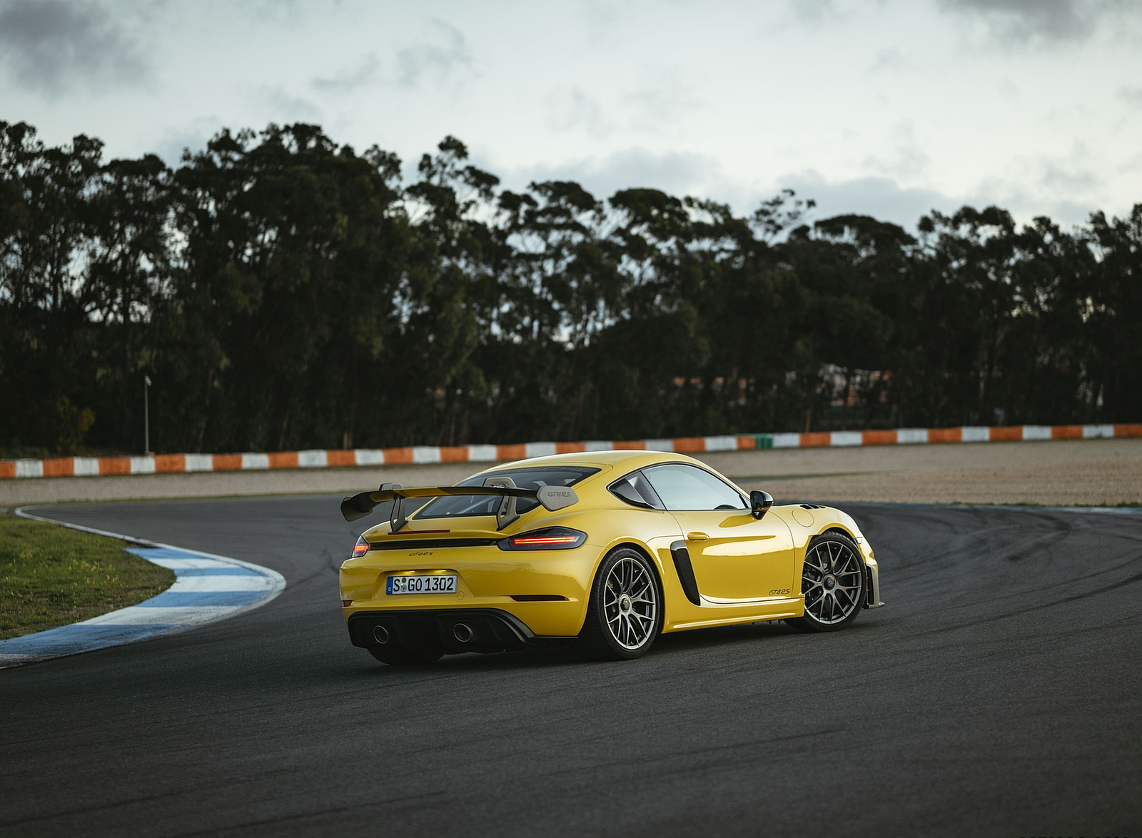 2022 Porsche 718 Cayman GT4 RS (Color: Racing Yellow) Rear Three-Quarter Wallpapers #245 of 382