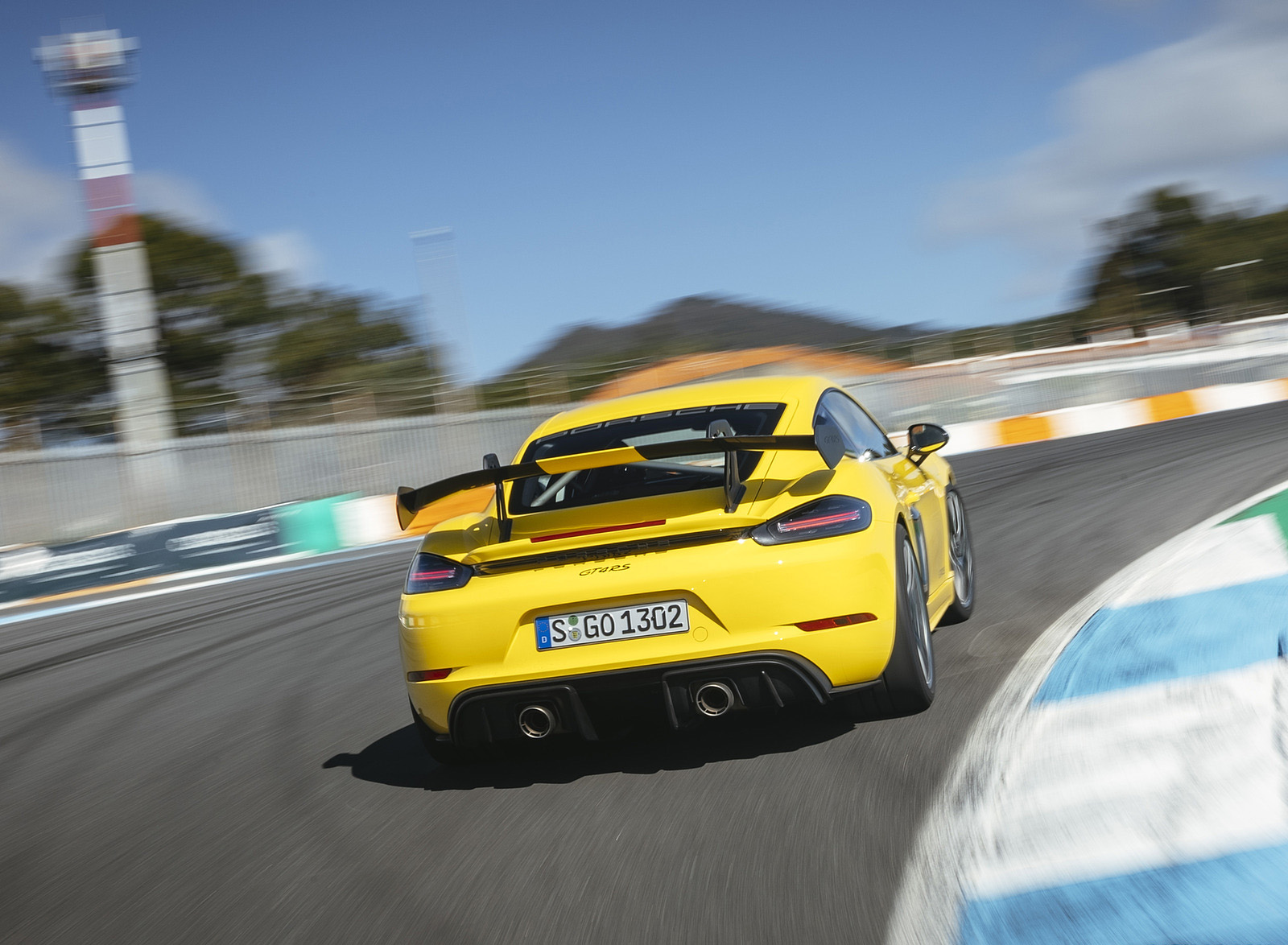 2022 Porsche 718 Cayman GT4 RS (Color: Racing Yellow) Rear Wallpapers #233 of 382
