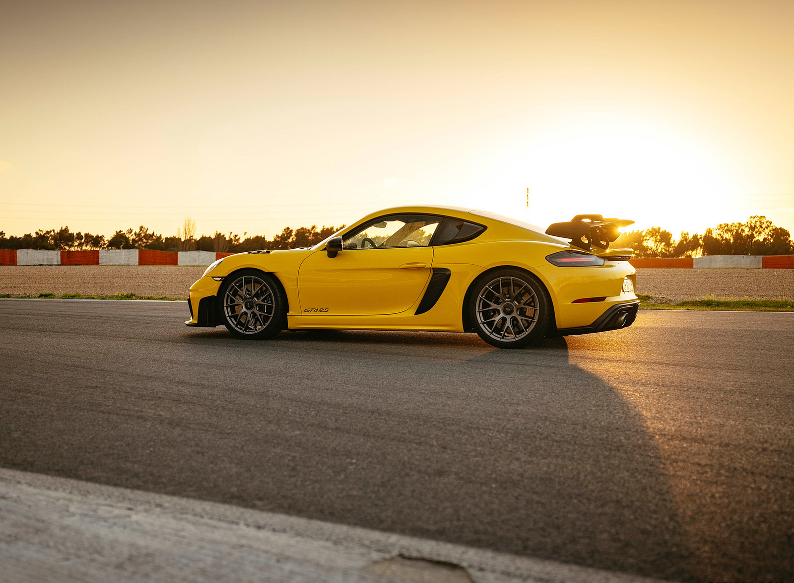 2022 Porsche 718 Cayman GT4 RS (Color: Racing Yellow) Side Wallpapers #252 of 382