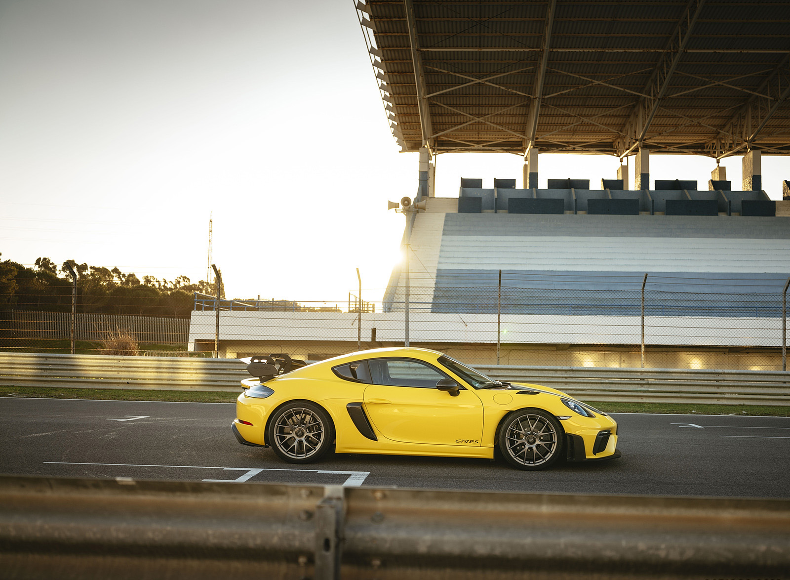2022 Porsche 718 Cayman GT4 RS (Color: Racing Yellow) Side Wallpapers #243 of 382