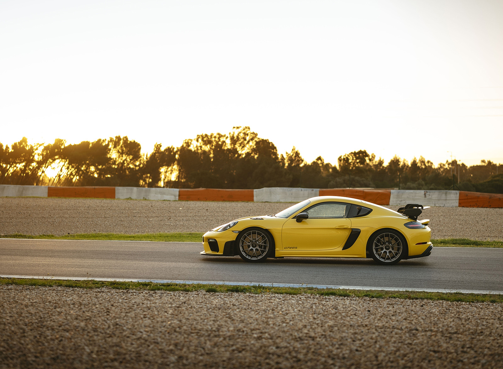 2022 Porsche 718 Cayman GT4 RS (Color: Racing Yellow) Side Wallpapers #253 of 382