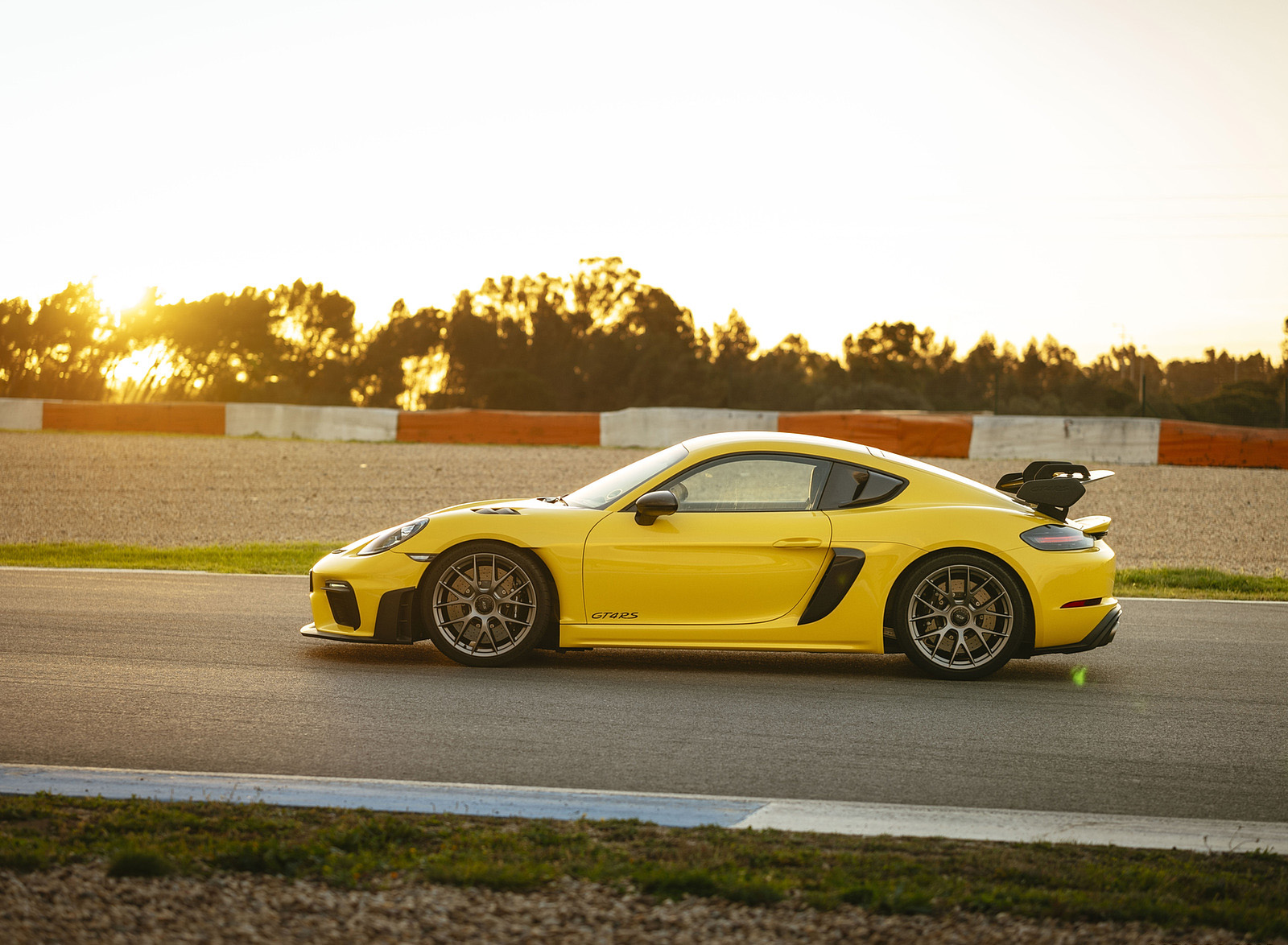 2022 Porsche 718 Cayman GT4 RS (Color: Racing Yellow) Side Wallpapers #254 of 382