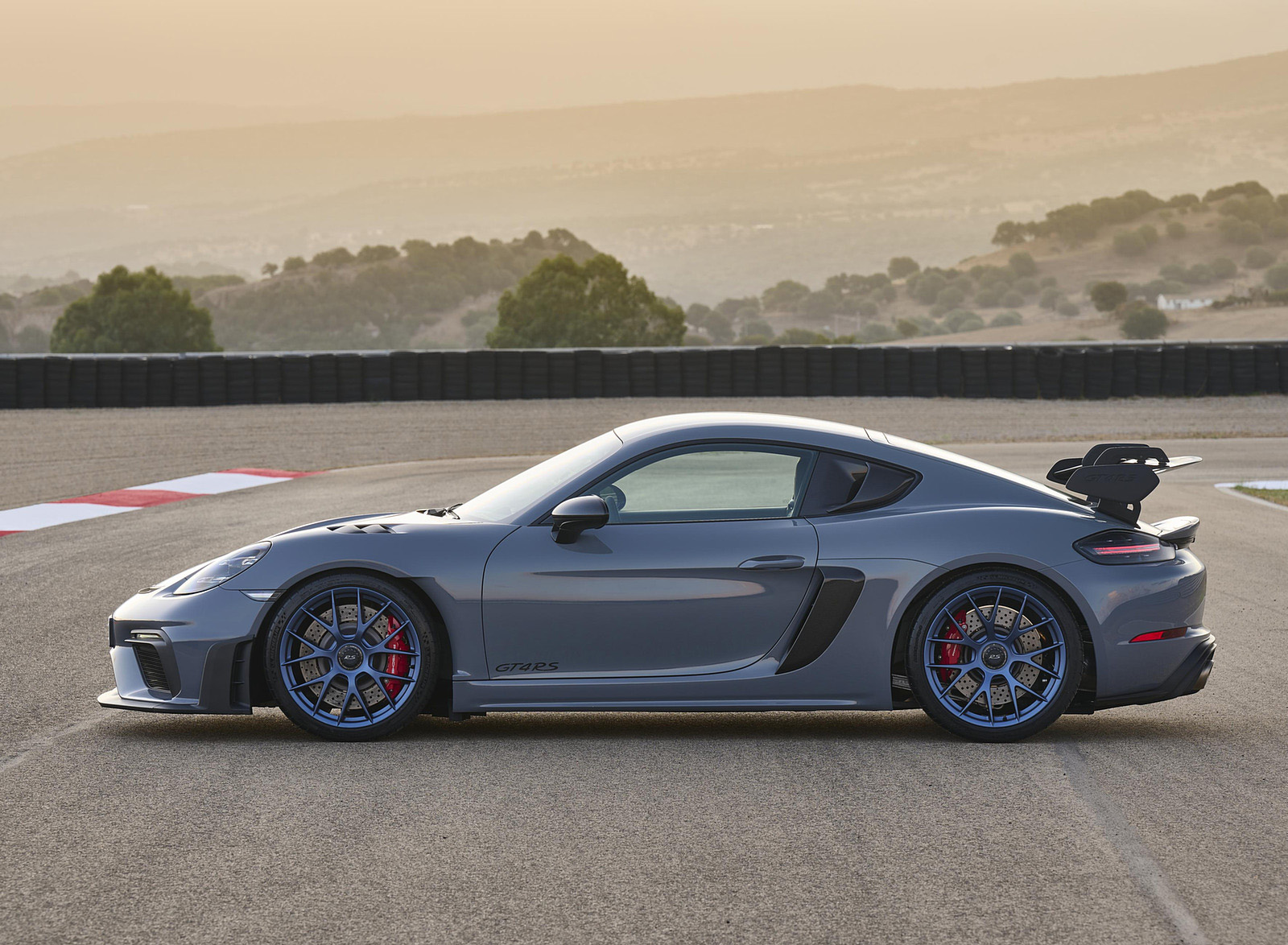 2022 Porsche 718 Cayman GT4 RS Side Wallpapers #37 of 382