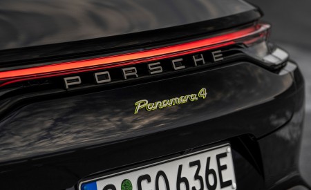 2022 Porsche Panamera 4 E-Hybrid Platinum Edition (Color: Jet Black Metallic) Detail Wallpapers 450x275 (29)
