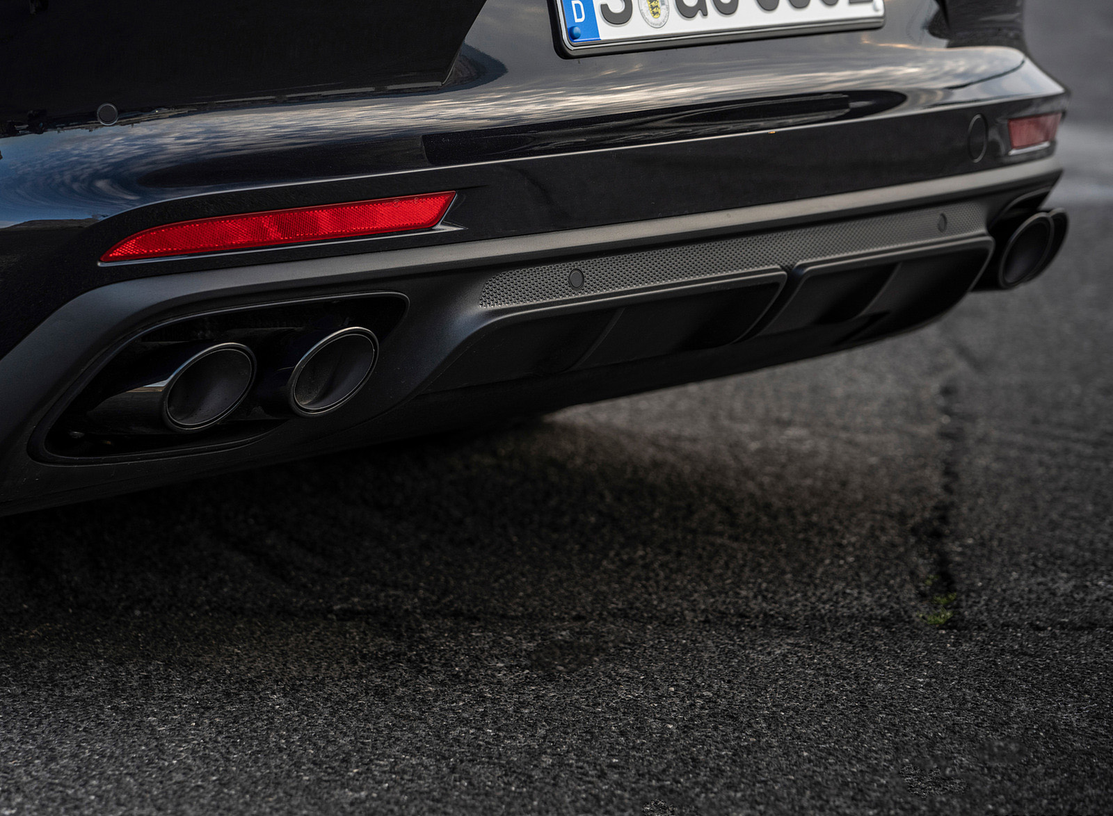 2022 Porsche Panamera 4 E-Hybrid Platinum Edition (Color: Jet Black Metallic) Exhaust Wallpapers #27 of 43