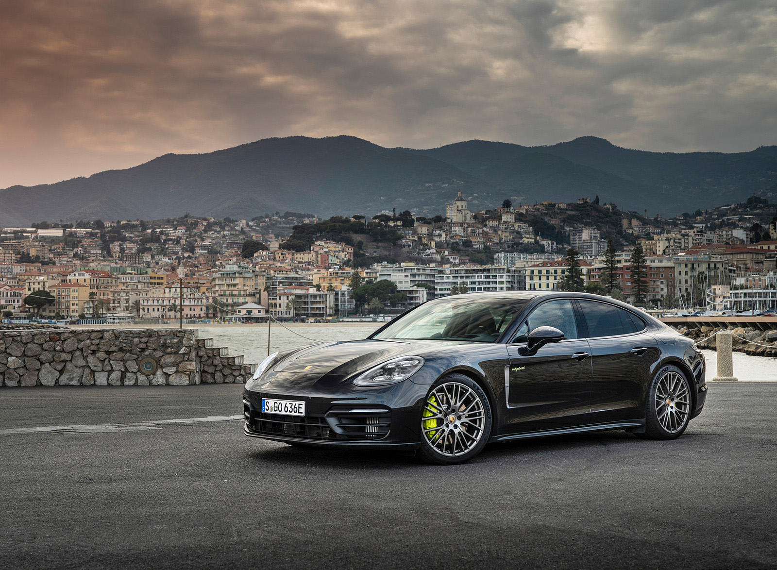 2022 Porsche Panamera 4 E-Hybrid Platinum Edition (Color: Jet Black Metallic) Front Three-Quarter Wallpapers  #13 of 43