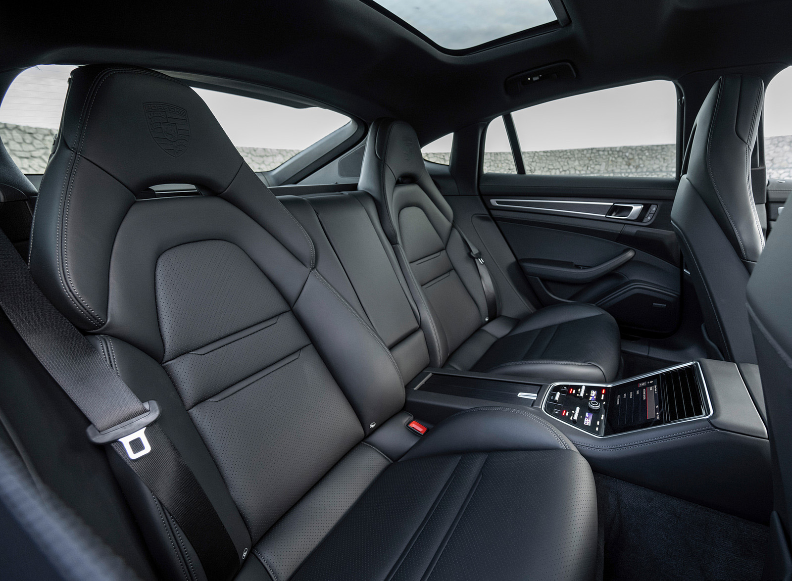 2022 Porsche Panamera 4 E-Hybrid Platinum Edition (Color: Jet Black Metallic) Interior Rear Seats Wallpapers #36 of 43