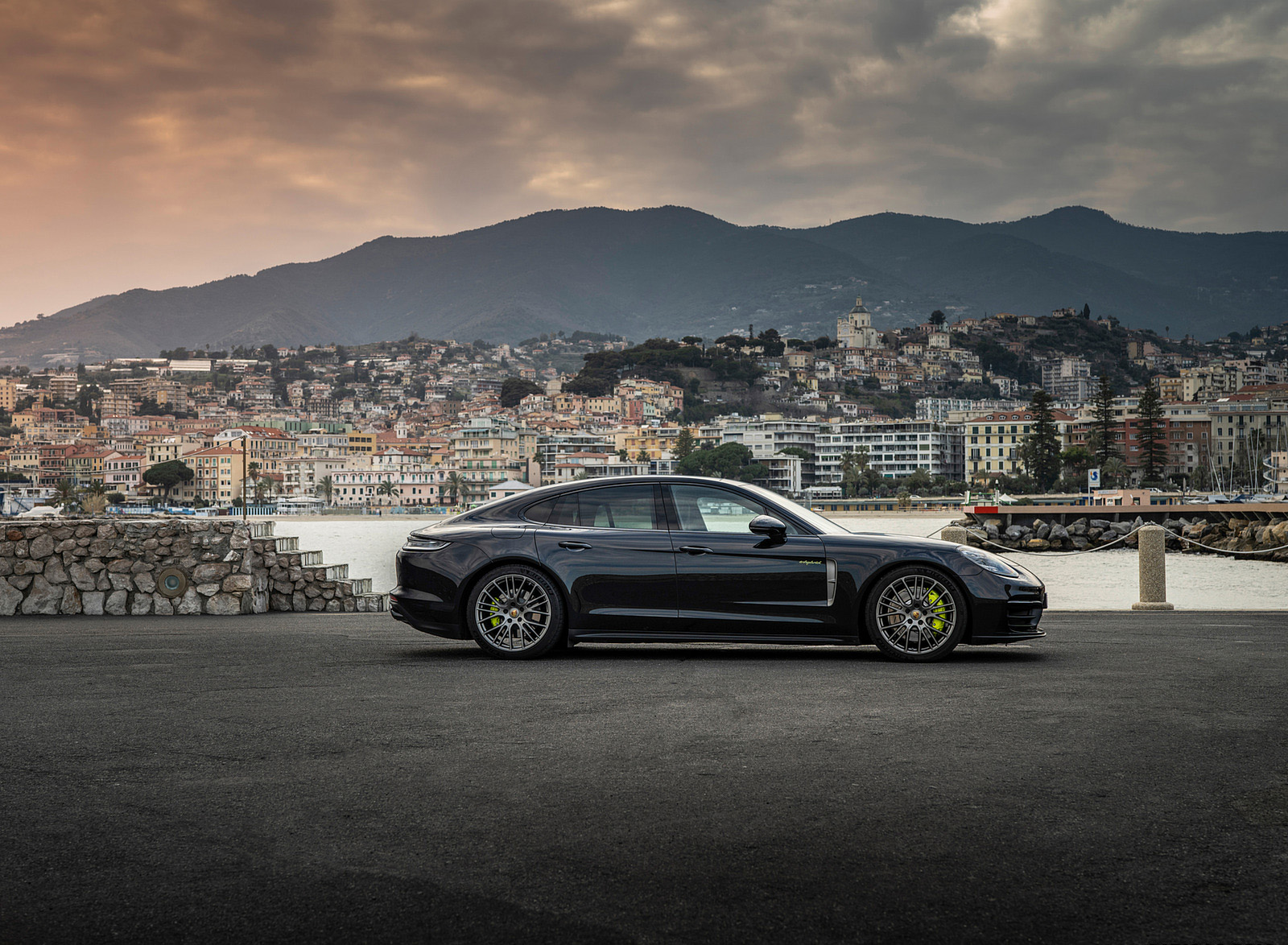 2022 Porsche Panamera 4 E-Hybrid Platinum Edition (Color: Jet Black Metallic) Side Wallpapers #16 of 43