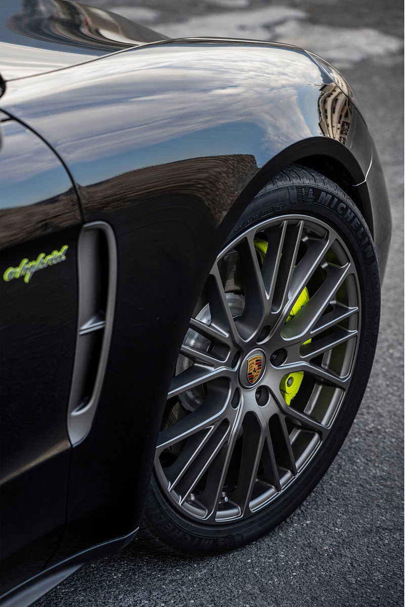 2022 Porsche Panamera 4 E-Hybrid Platinum Edition (Color: Jet Black Metallic) Wheel Wallpapers #21 of 43