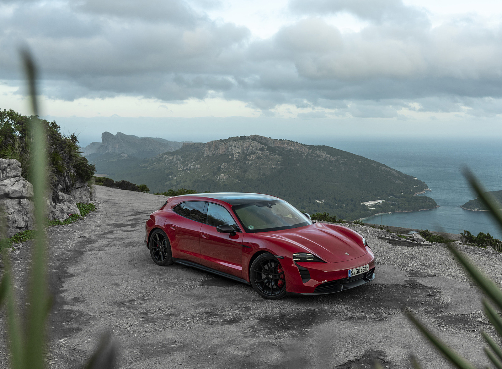 2022 Porsche Taycan GTS Sport Turismo (Color: Carmine Red) Front Three-Quarter Wallpapers #89 of 168