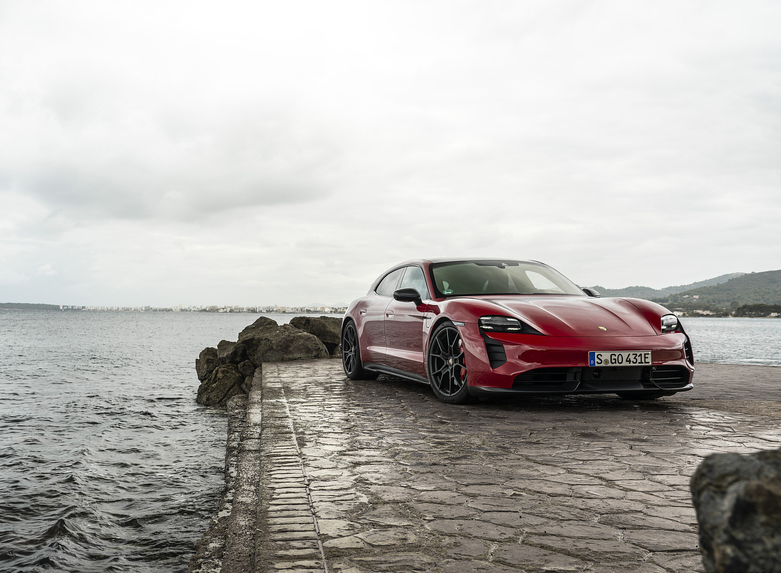 2022 Porsche Taycan GTS Sport Turismo (Color: Carmine Red) Front Three-Quarter Wallpapers  #69 of 168